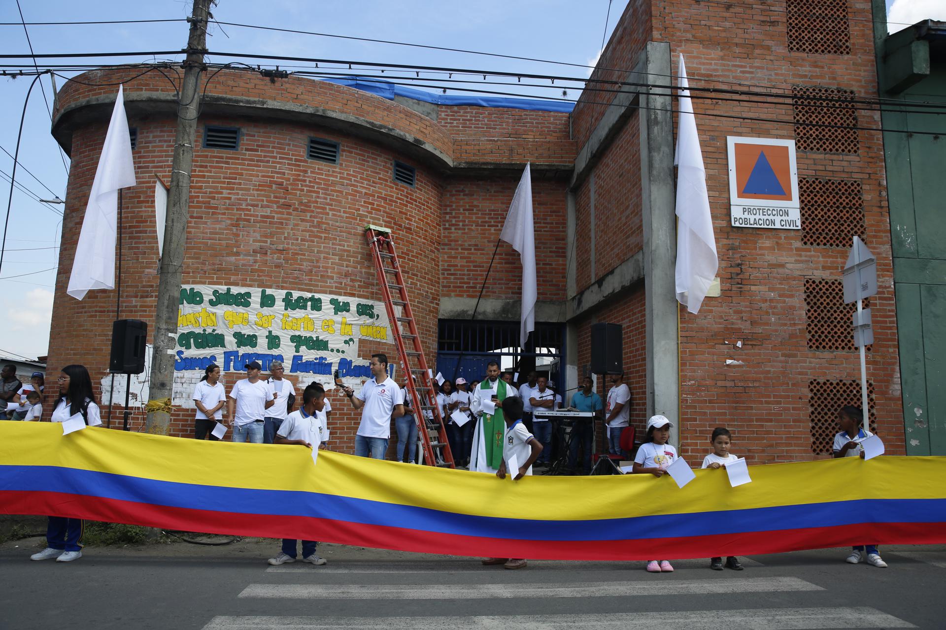 Estudiantes del colegio José María Obando con bandera de Colombia