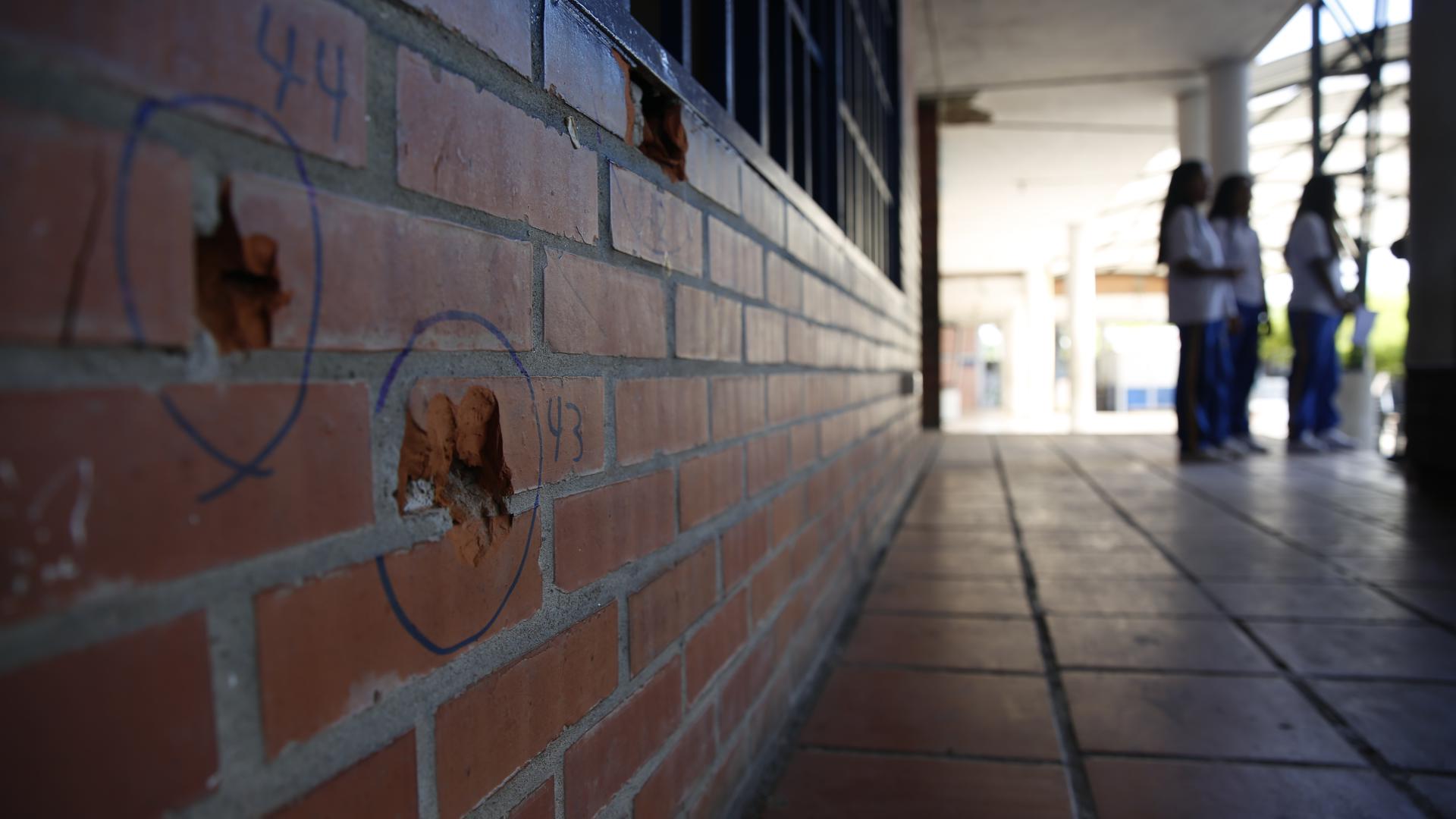 Impactos de bala en una pared del colegio José María Obando.