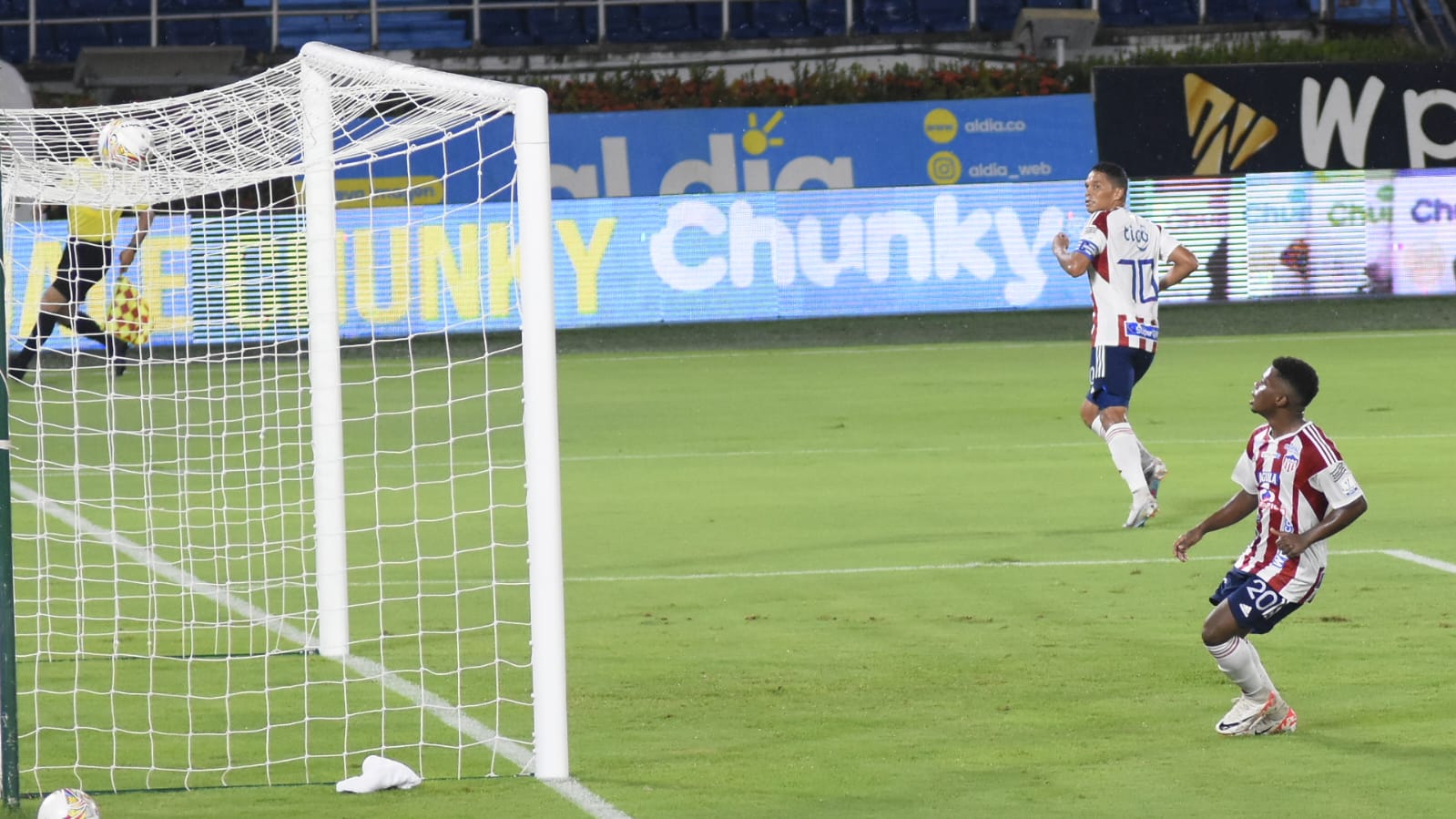 Otro ángulo del quinto gol del Junior, marcado por Déiber Caicedo.