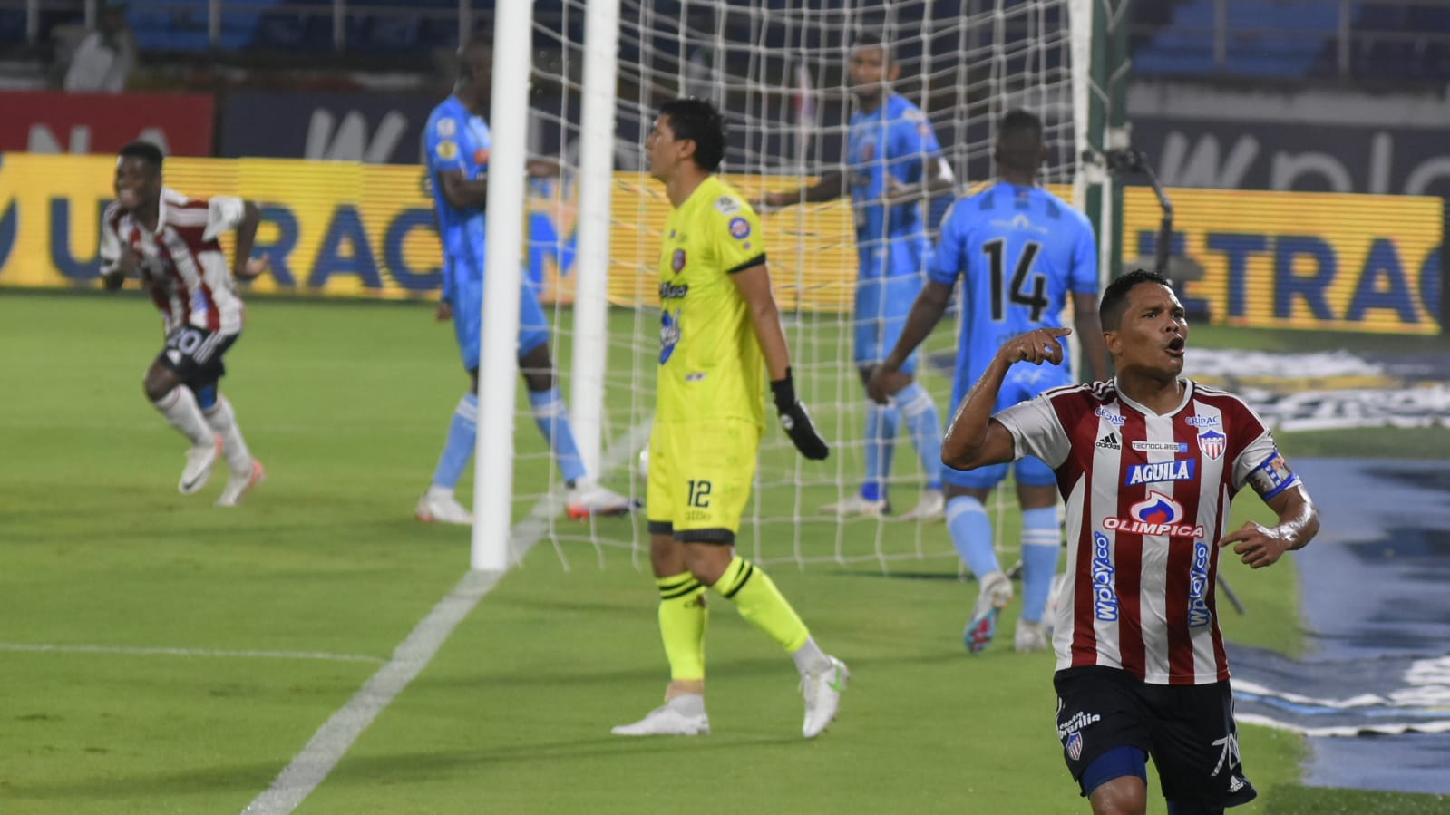 Carlos Bacca celebra tras hacer la asistencia para el quinto gol, obra de Déiber Caicedo.