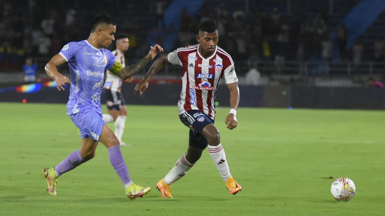 Jhon Vélez, expulsado en el segundo tiempo, es perseguido por Juan David Ríos.