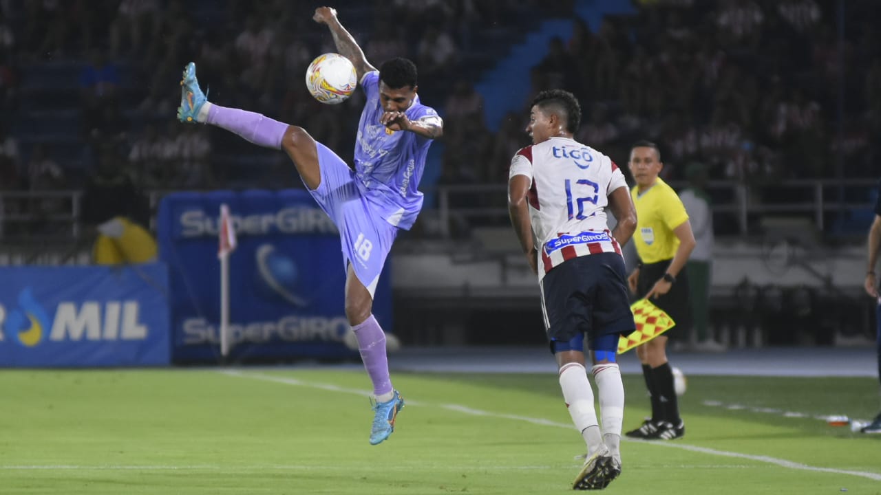 Estéfano Arango intercepta una pelota que iba dirigida para Gabriel Fuentes.
