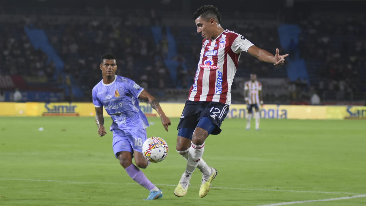 Gabriel Fuentes controla el balón mientras Estéfano Arango se acerca a presionar.