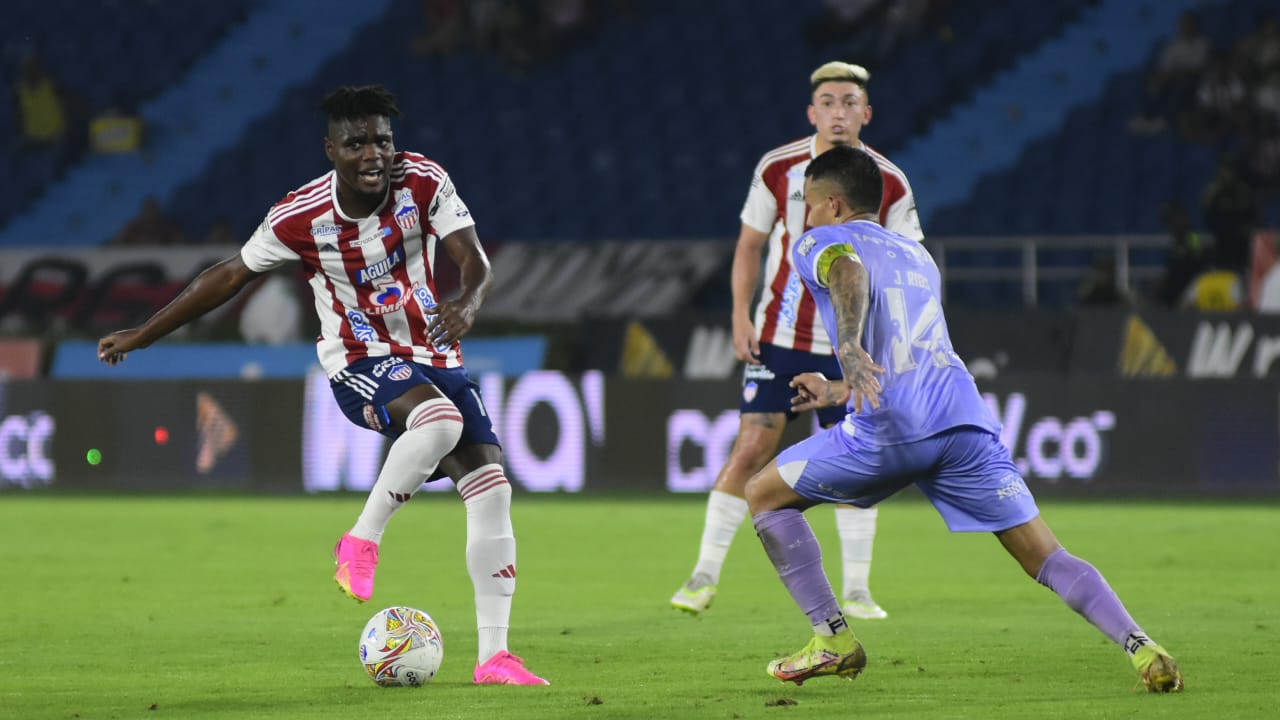 Andrey Estupiñán en una de los pocos ataques de Junior en el segundo tiempo. 