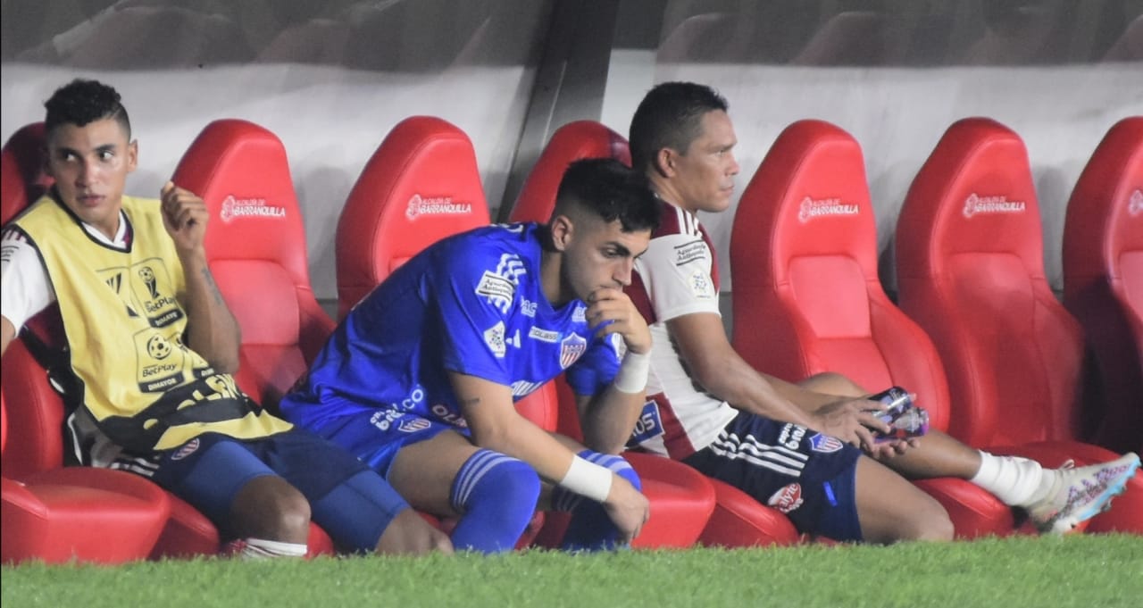 Santiago Mele en el banco de suplentes, Con el portero uruguayo, Gabriel Fuentes y Carlos Bacca. 