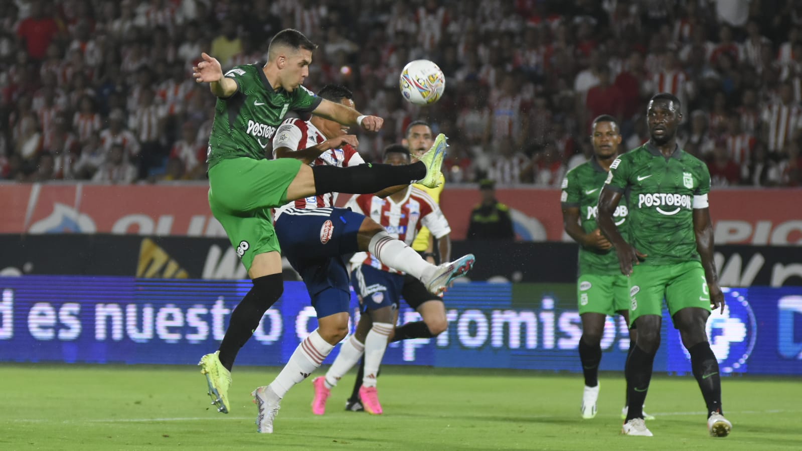 Felipe Aguirre aleja el peligro de su área ante la entrada de Carlos Bacca.