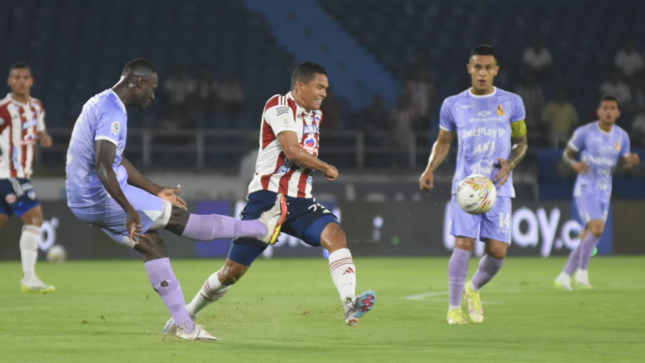 Anderson Angulo despeja ante la presión de Carlos Bacca.