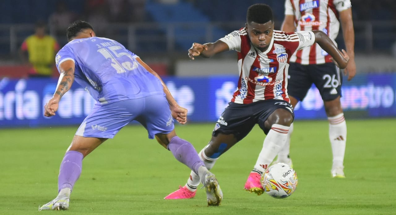 Desborde de Déiber Caicedo, el mejor jugador de Junior en el partido.