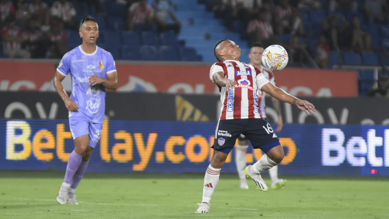 Vladimir Hernández, de discreto partido, intenta dominar la pelota. 