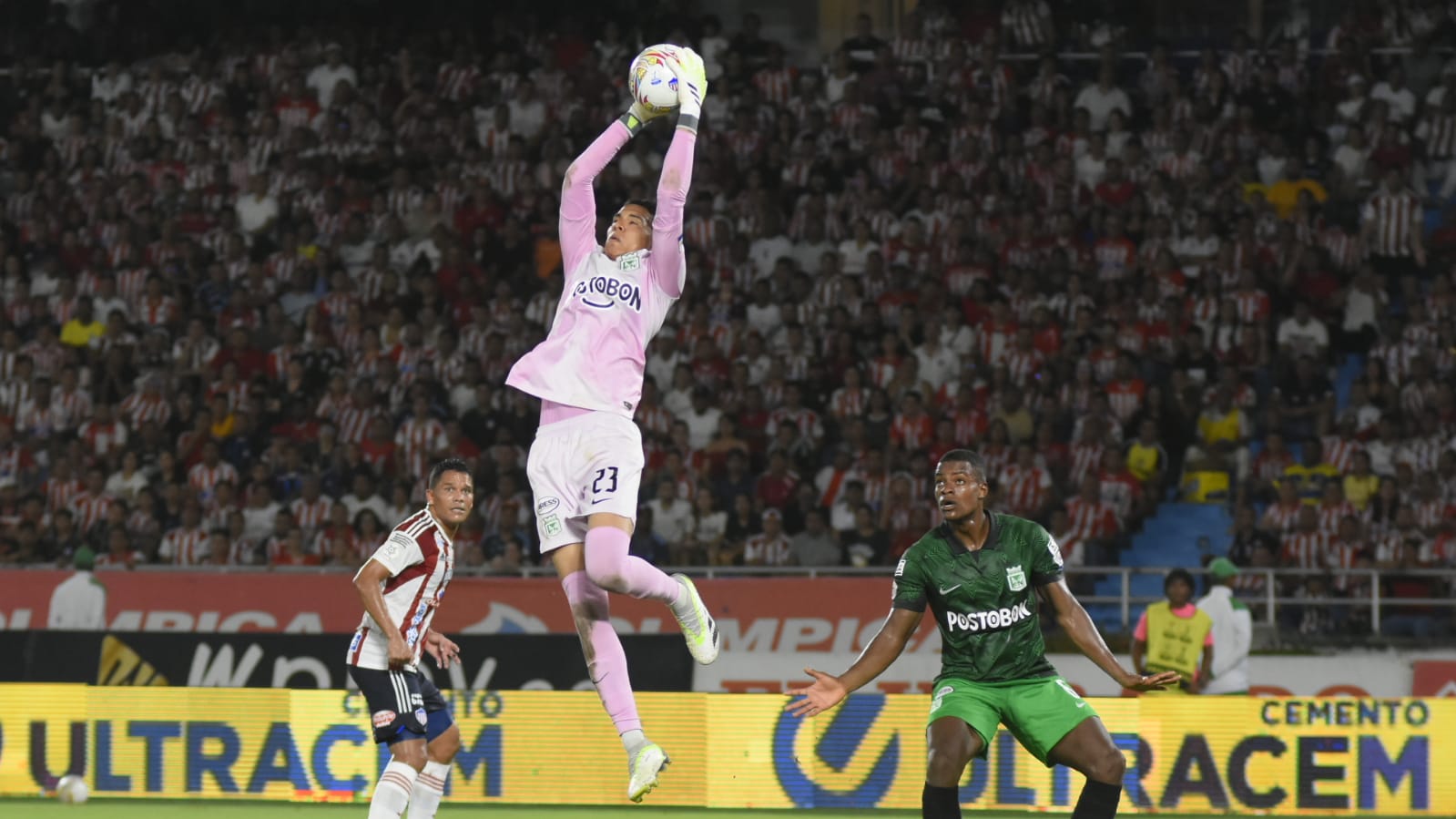 Kevin Mier estuvo muy seguro en los balones aéreos.