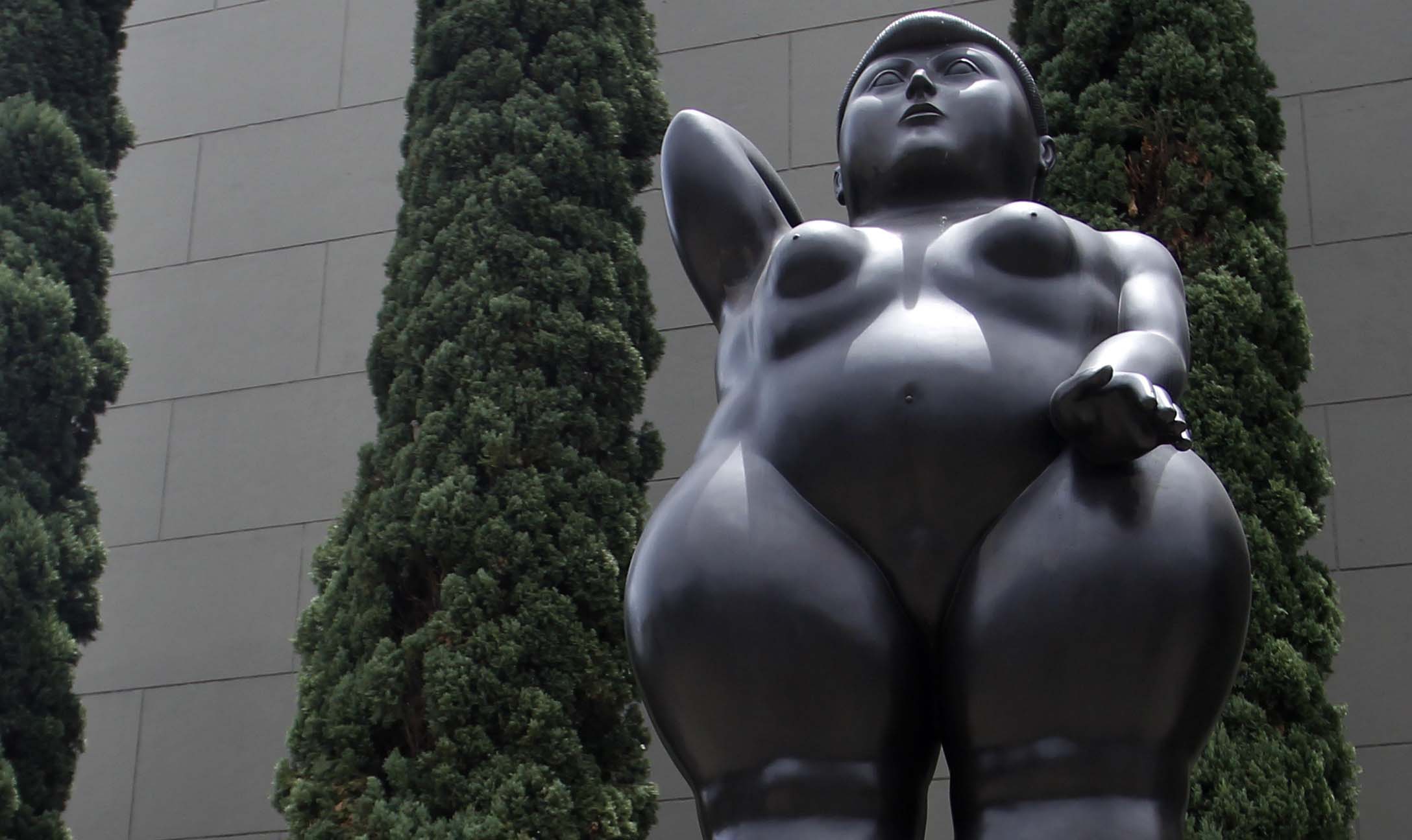 Ciudadanos observan las obras del maestro Fernando Botero, hoy, en la Plaza Botero