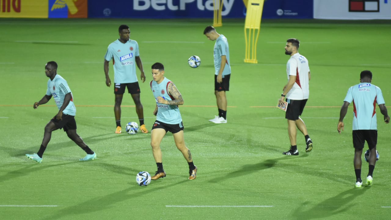 James en otro trabajo con balón de la Selección Colombia.  