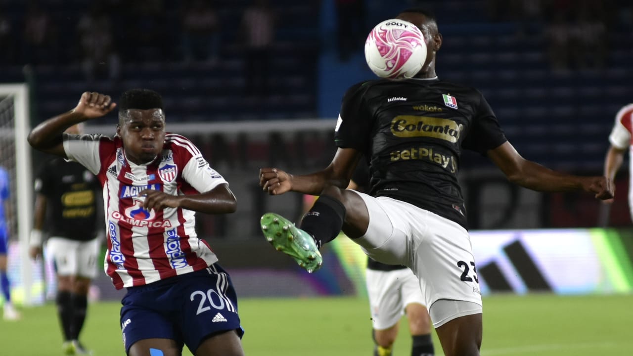 Sergio Palacios despeja el balón ante la llegada de Déiber Caicedo.