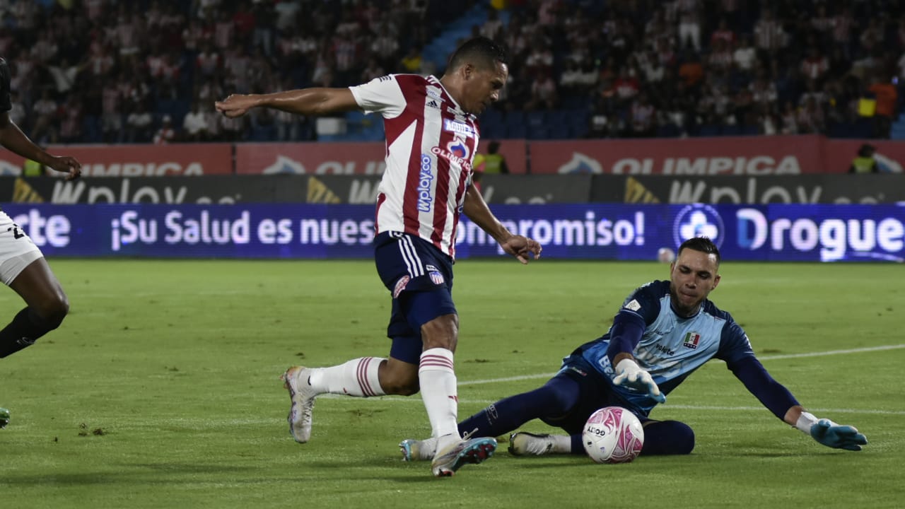 Una de las opciones de gol que tuvo  Carlos Bacca ante el portero Éder Chaux.