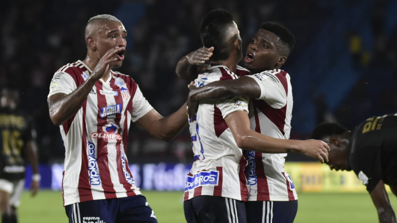 Déiber Caicedo, Wálmer Pacheco y Jermein Peña celebran el gol del Junior.