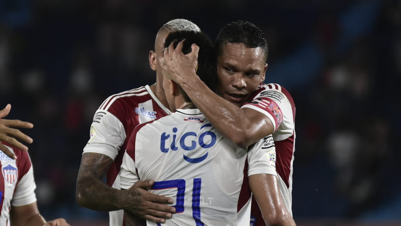 Carlos Bacca festeja el único gol del partido con Wálmer Pacheco. 