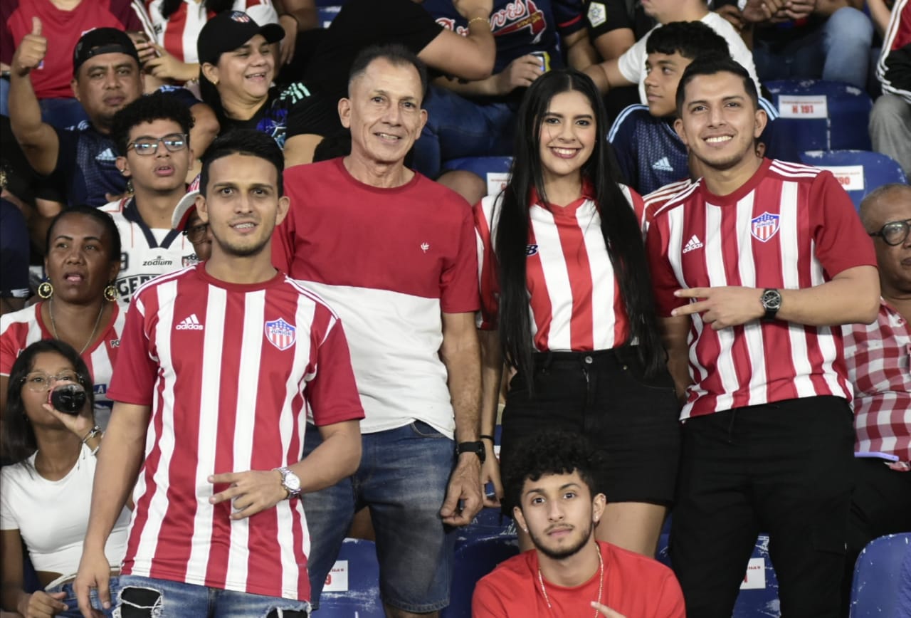 Los aficionados fieles acompañaron a los tiburones.