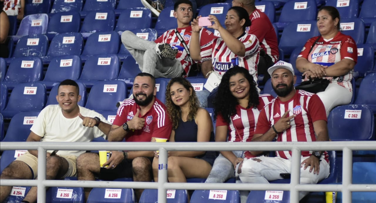 La hinchada en las graderías del estadio Metropolitano.