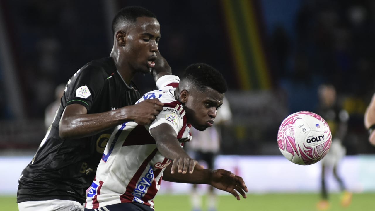 Déiber Caicedo protege la pelota ante la marca de Sergio Palacios.