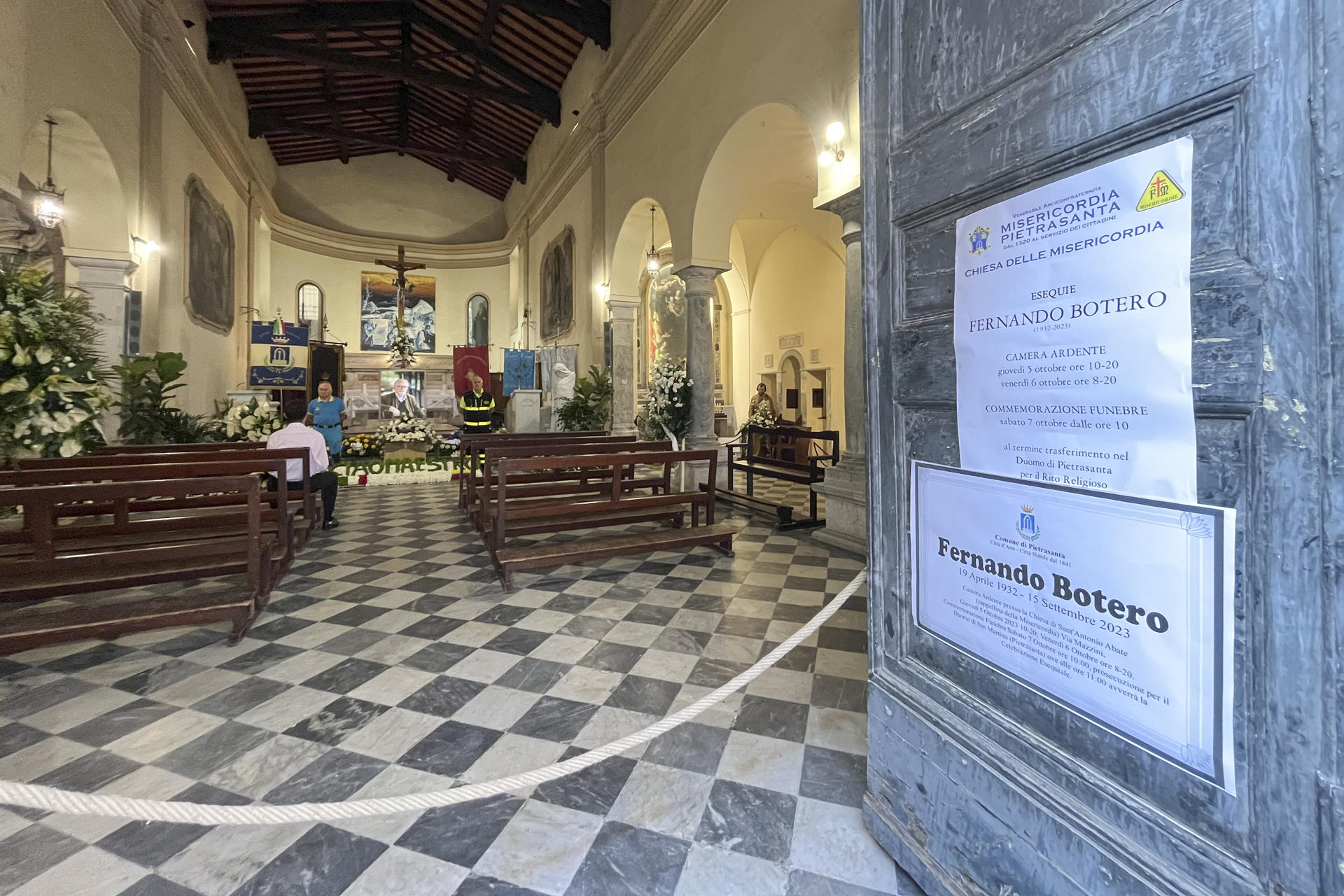 Entrada a la Capilla Ardiente del artista Fernando Botero en la iglesia de la Misericordia de Pietrasanta.