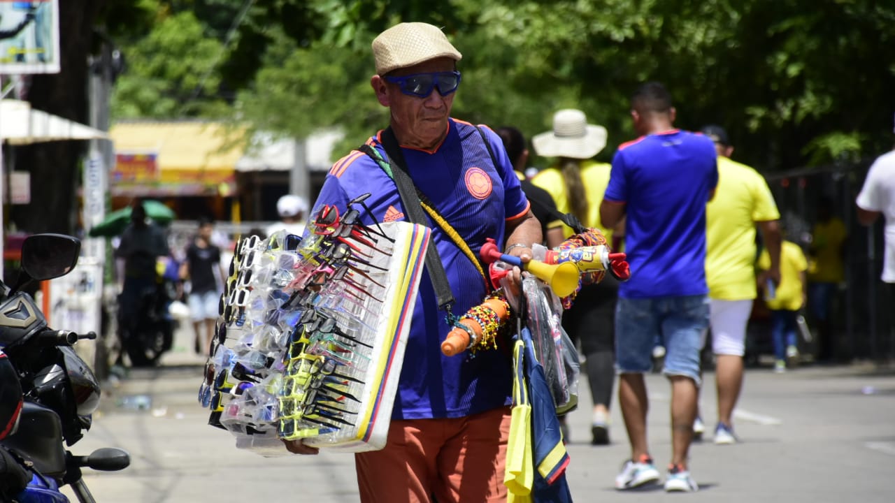 El ambiente a las afueras del Metropolitano ya tiene aroma de Elimintaria.