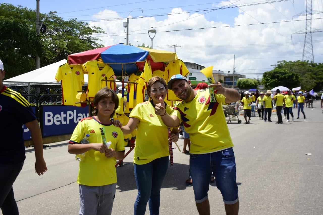 Muchos seguidores de Colombia han aprovechado para comprar indumentarias de la selección.