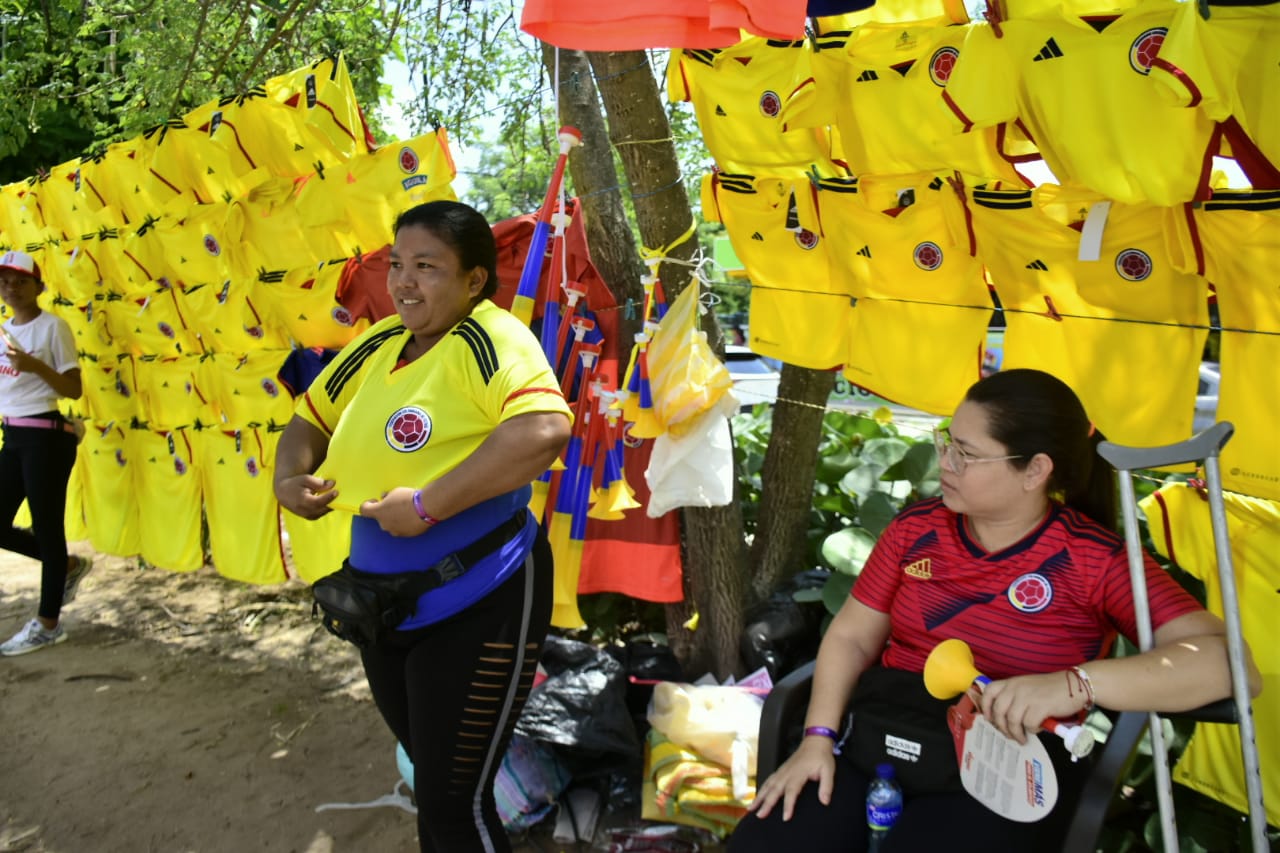 Los vendedores también aprovechan para portar la camiseta de la selección.