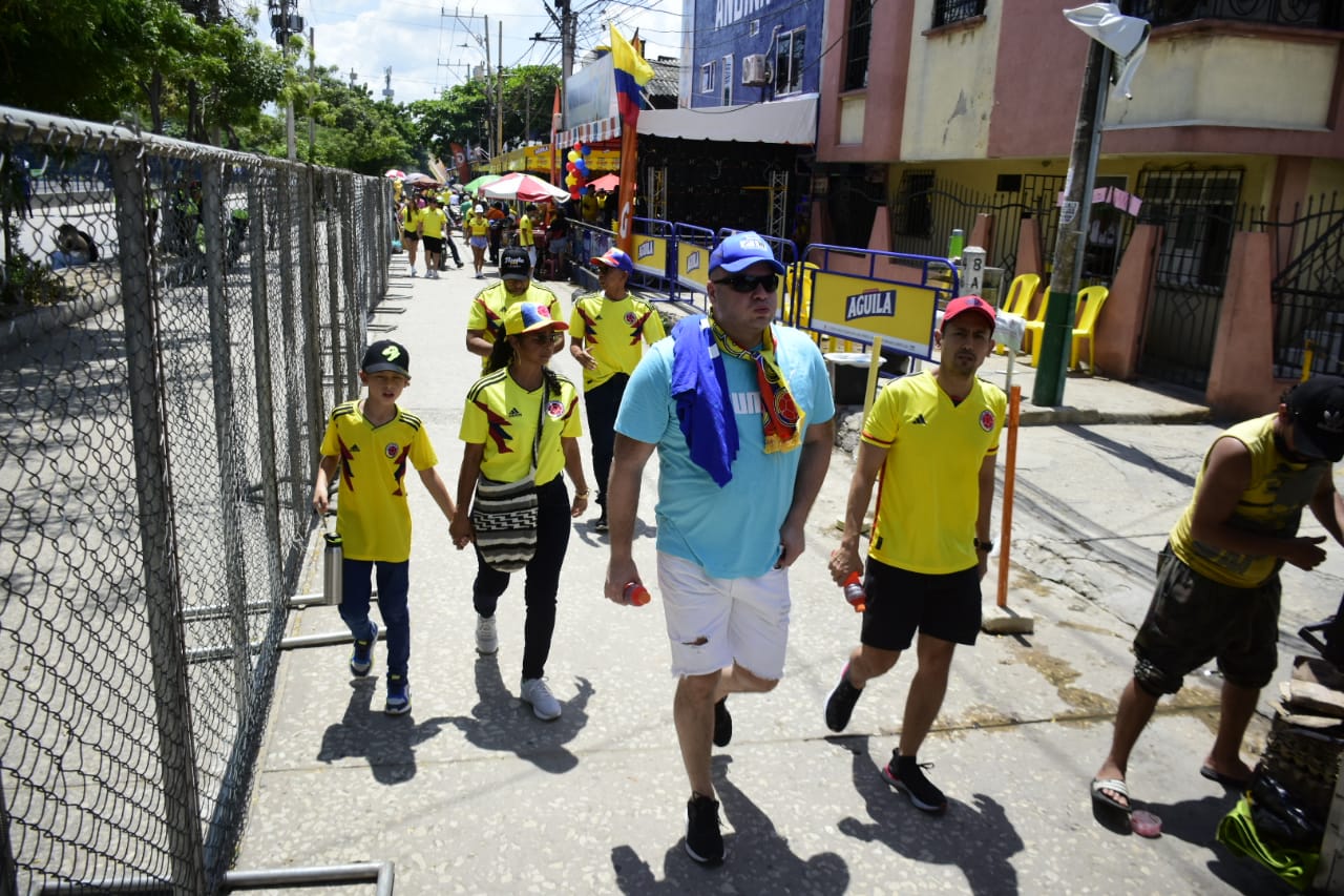 Las personas se reportaron en los alrededores del Metropolitano desde muy temprano.