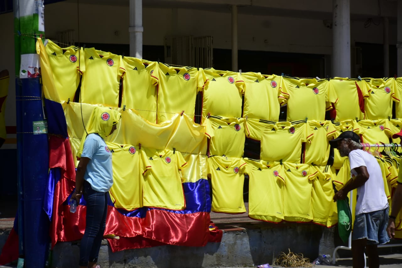 Barranquilleros aprovechan para vender las camisetas de la selección Colombia.