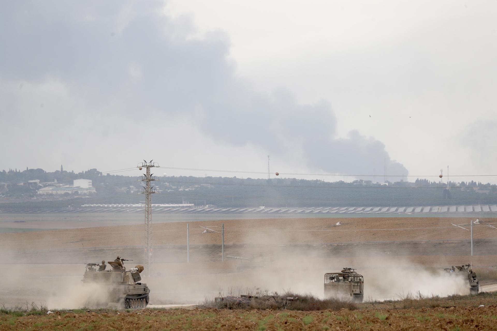 Soldados israelíes acercándose a la Franja de Gaza.