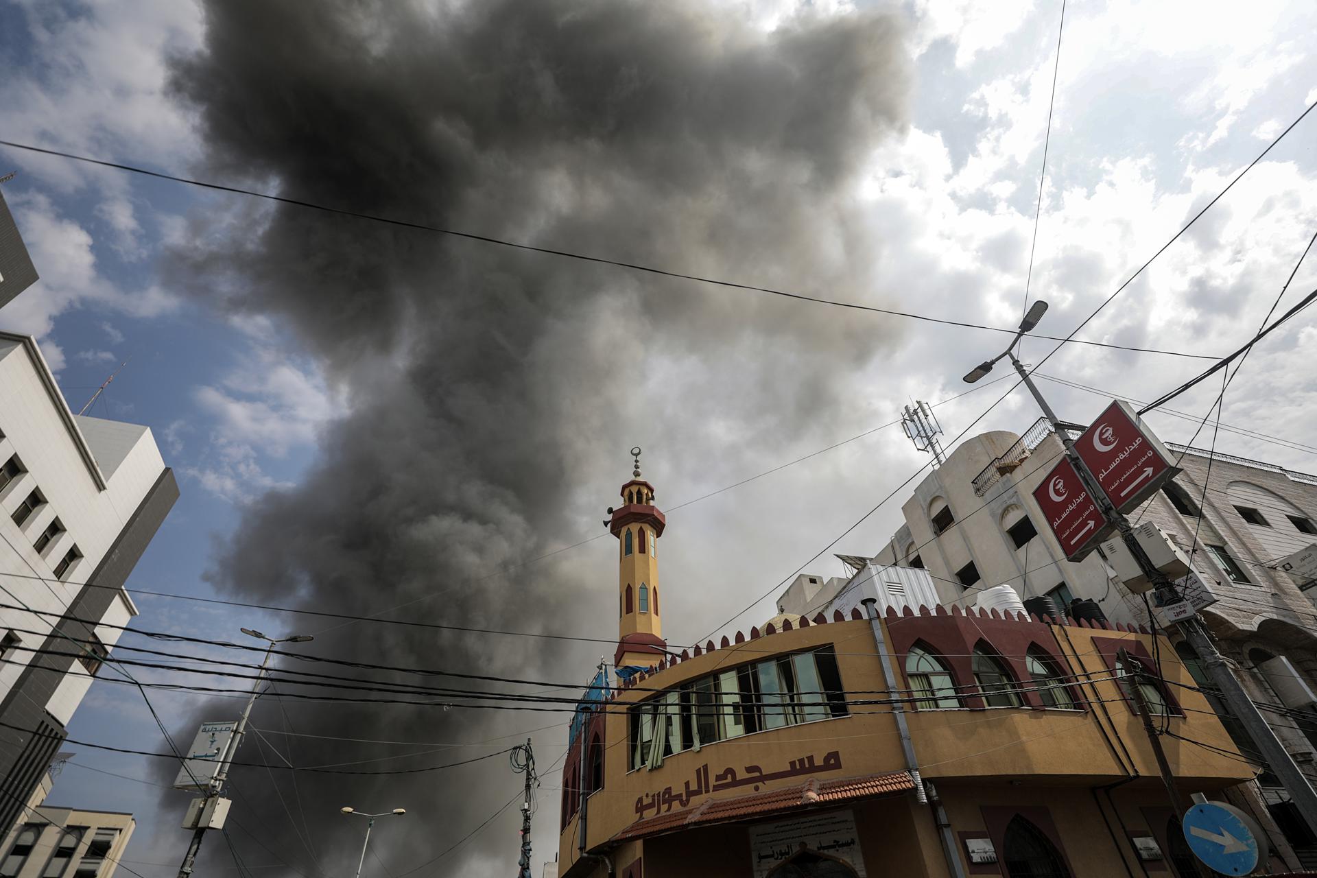 El humo se eleva sobre los edificios en la ciudad de Gaza.