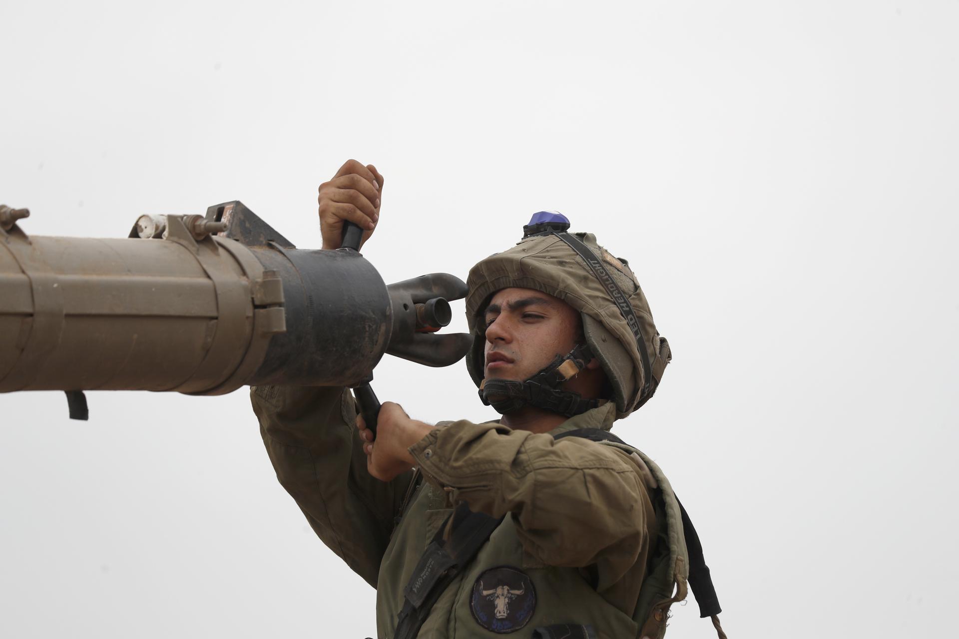 Un soldado israelí inspecciona un equipo militar dentro de su concentración.