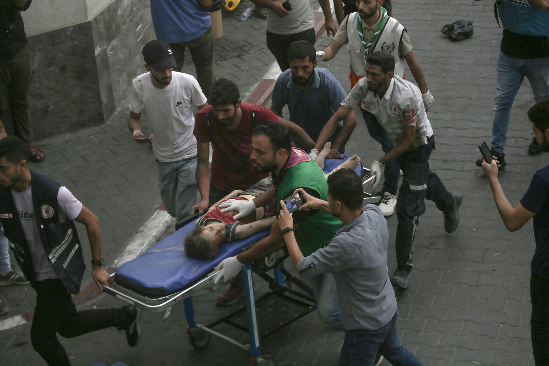 Los palestinos llevan a un niño herido al hospital Al-Shifa.