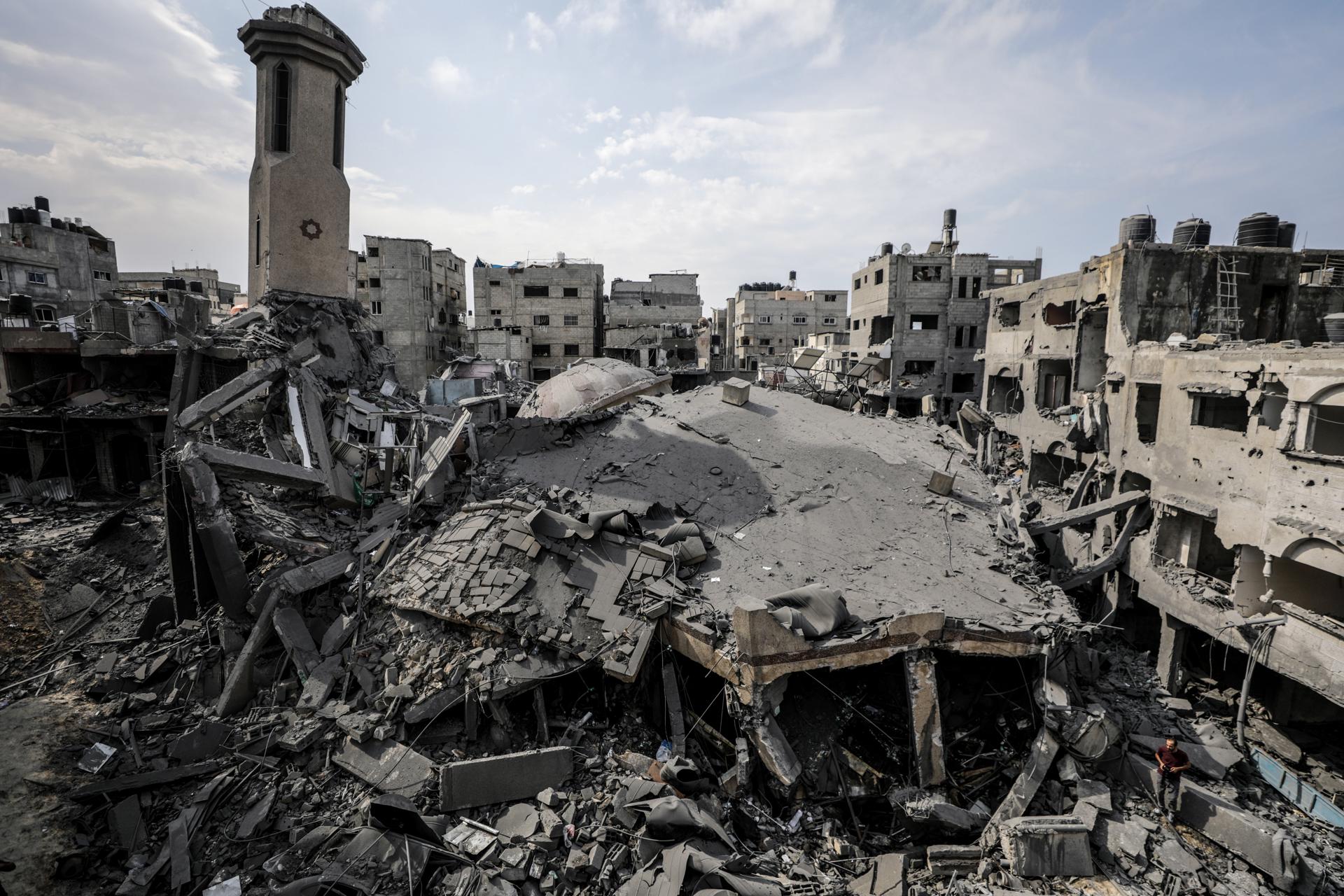 Una vista general muestra los escombros de una mezquita destruida en la ciudad de Gaza.