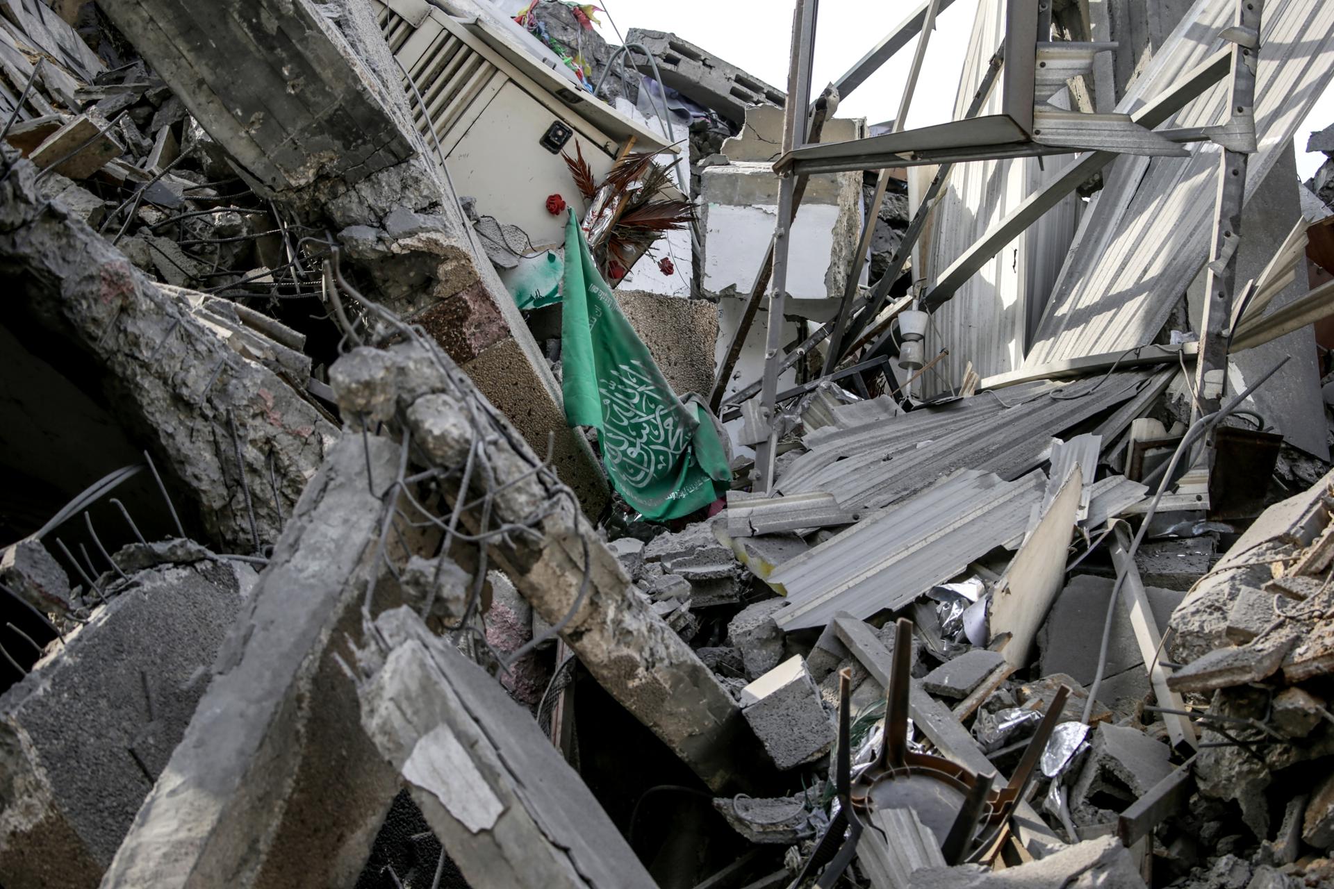 Se ve una bandera de Hamas entre los escombros de una mezquita destruida.