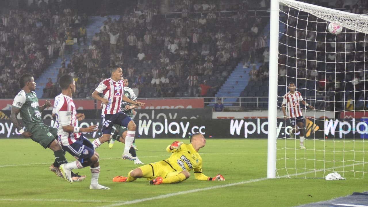 El primer gol del Junior, obra de Enamorado, tras pase de Déiber Caicedo.