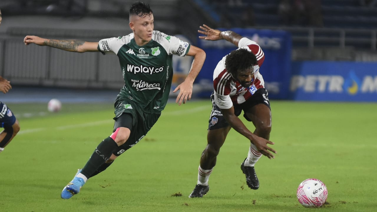 Didier Moreno en un duelo con el paraguayo Gustavo Ramírez.