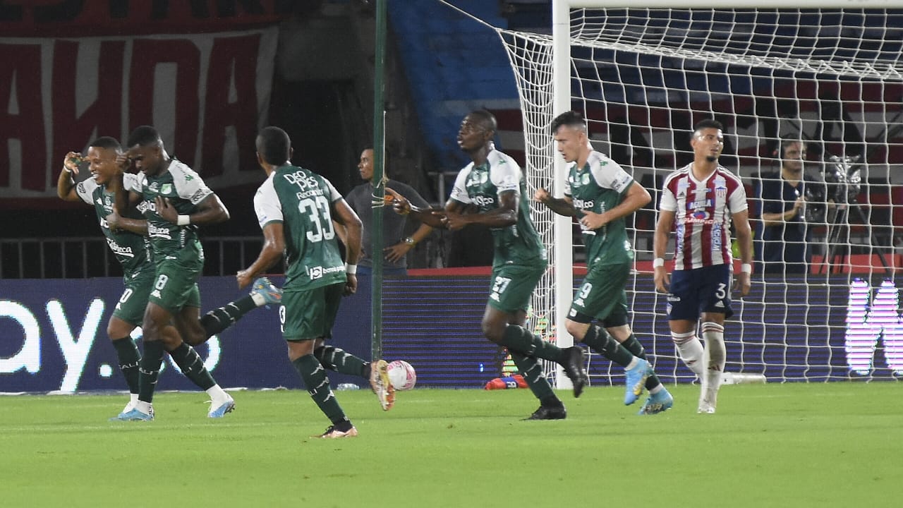 Los jugadores del Cali celebran el primer gol convertido por Fabry Castro.