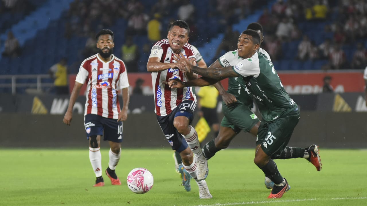 Carlos Bacca en un forcejeo con Jhildrey Lasso.