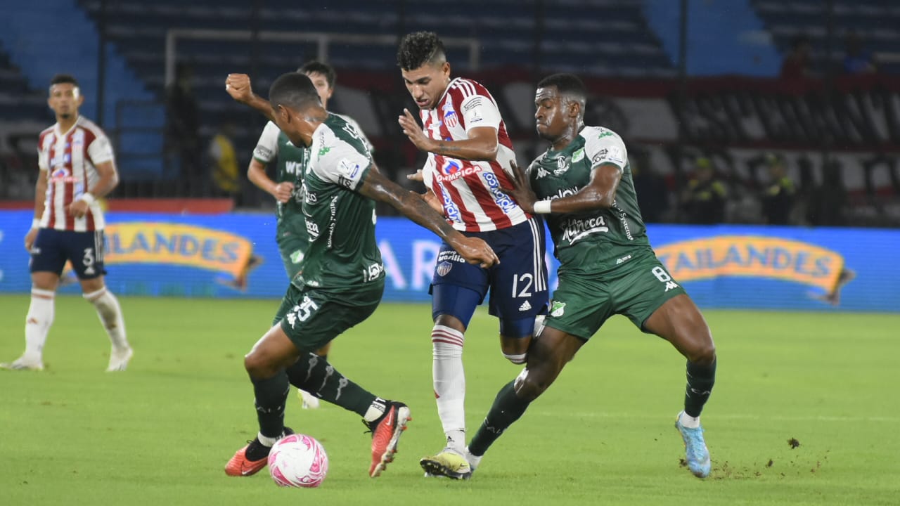 Gabriel Fuentes intenta pasar entre Jhildrey Lasso y Fabry Castro.