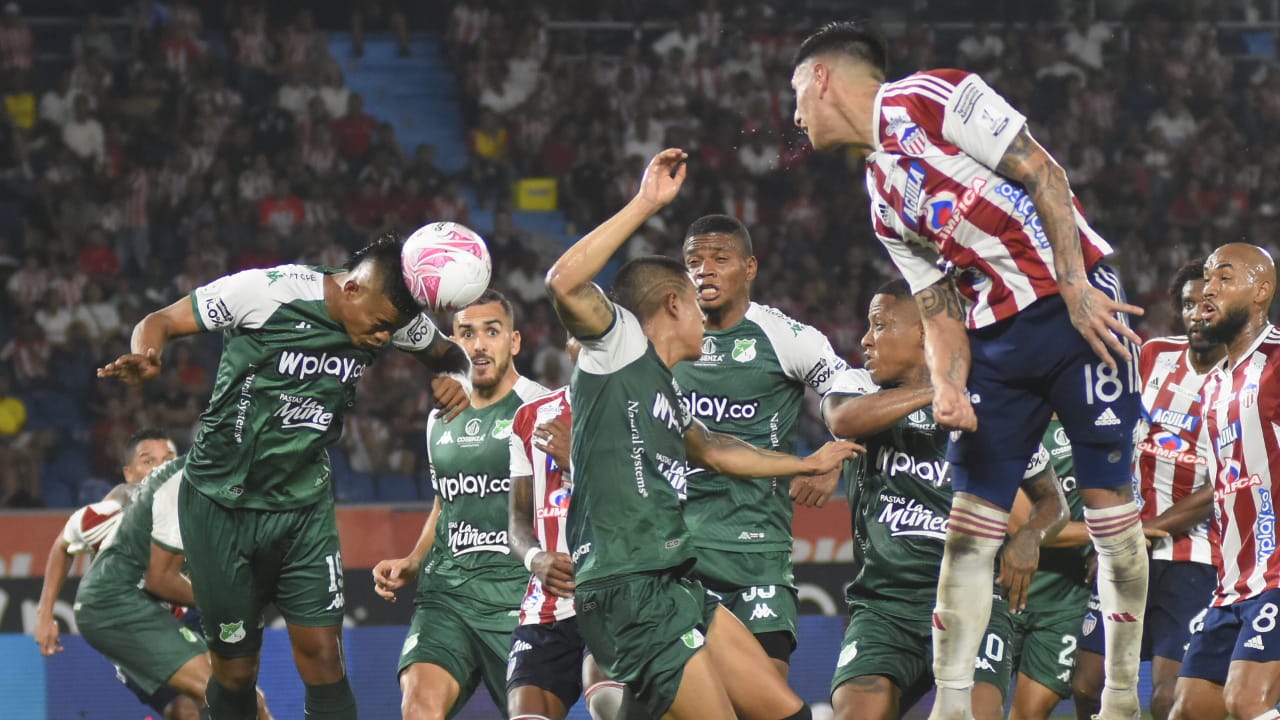 Ataque áereo de Junior sobre el pórtico del Deportivo Cali. 