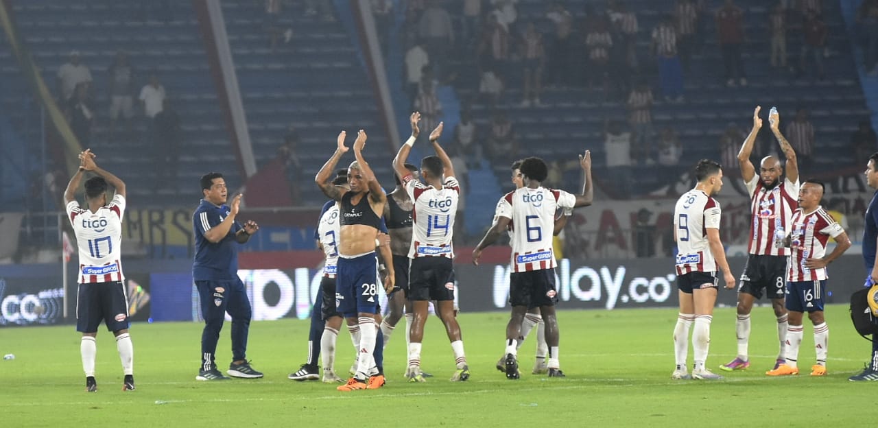 Los jugadores del Junior ofrecieron el triunfo a la afición al final del partido.