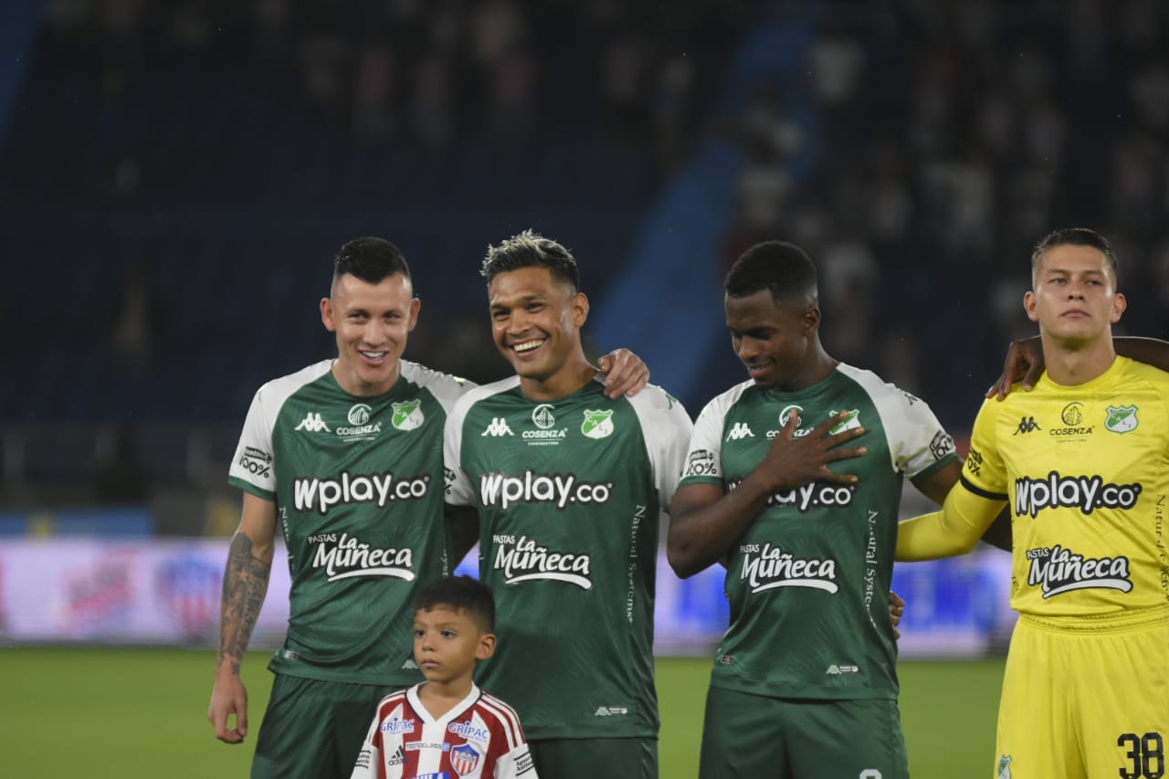 Gustavo Ramírez, Teófilo Gutiérrez y Fabry Castro durante los actos protocolarios.