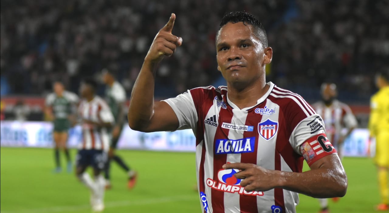 Carlos Bacca marcó un doblete y llegó a ocho goles en el torneo.