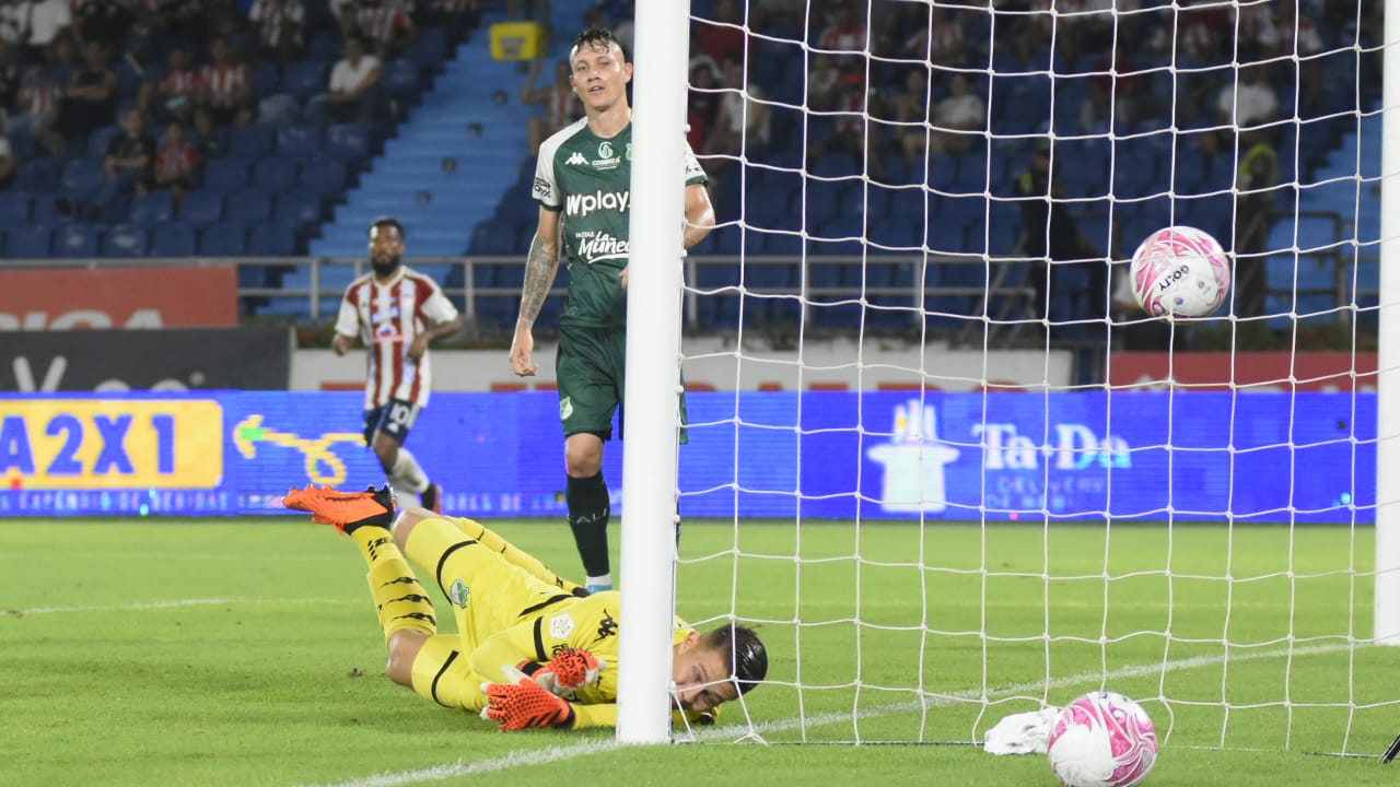 La pelota impulsada por Bacca ingresa en la portería del Cali. Alejandro Rodríguez no pudo llegarle pese a su estirada. 