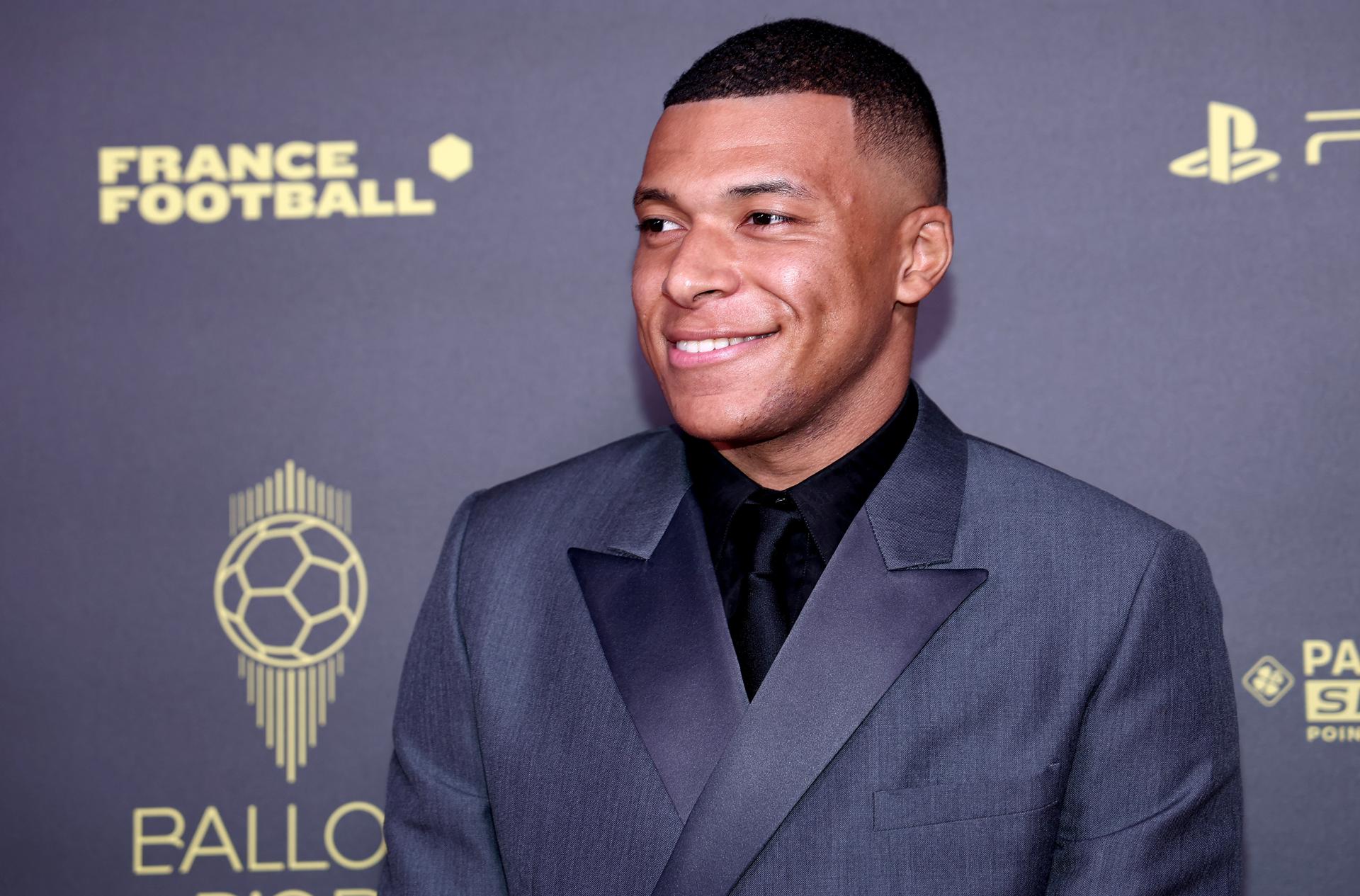 El delantero del PSG Kylian Mbappé llega a la ceremonia del Balón de Oro 2023.