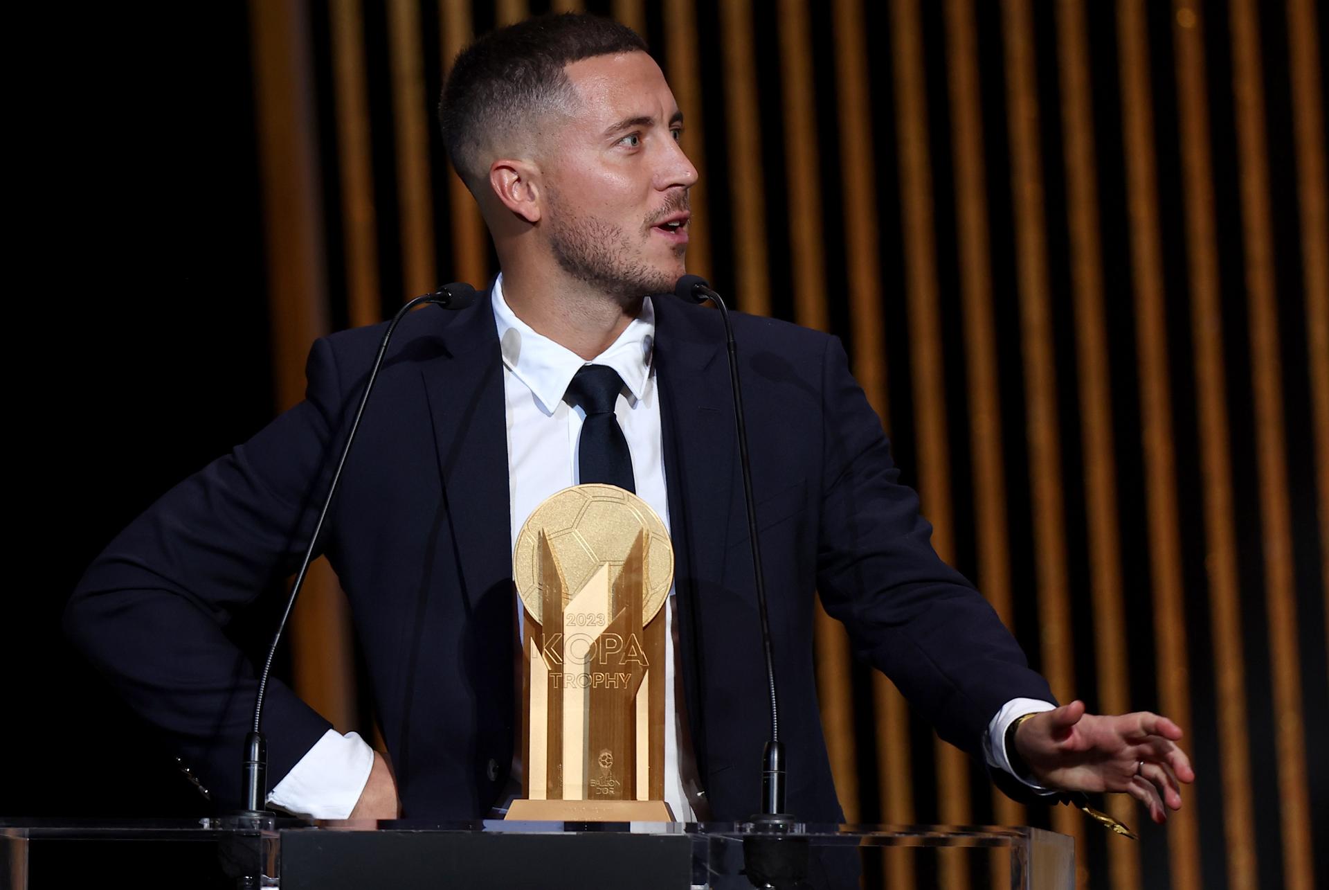 El ex internacional belga Eden Harzad presenta el Trofeo Kopa al mejor jugador menor de 21 años.