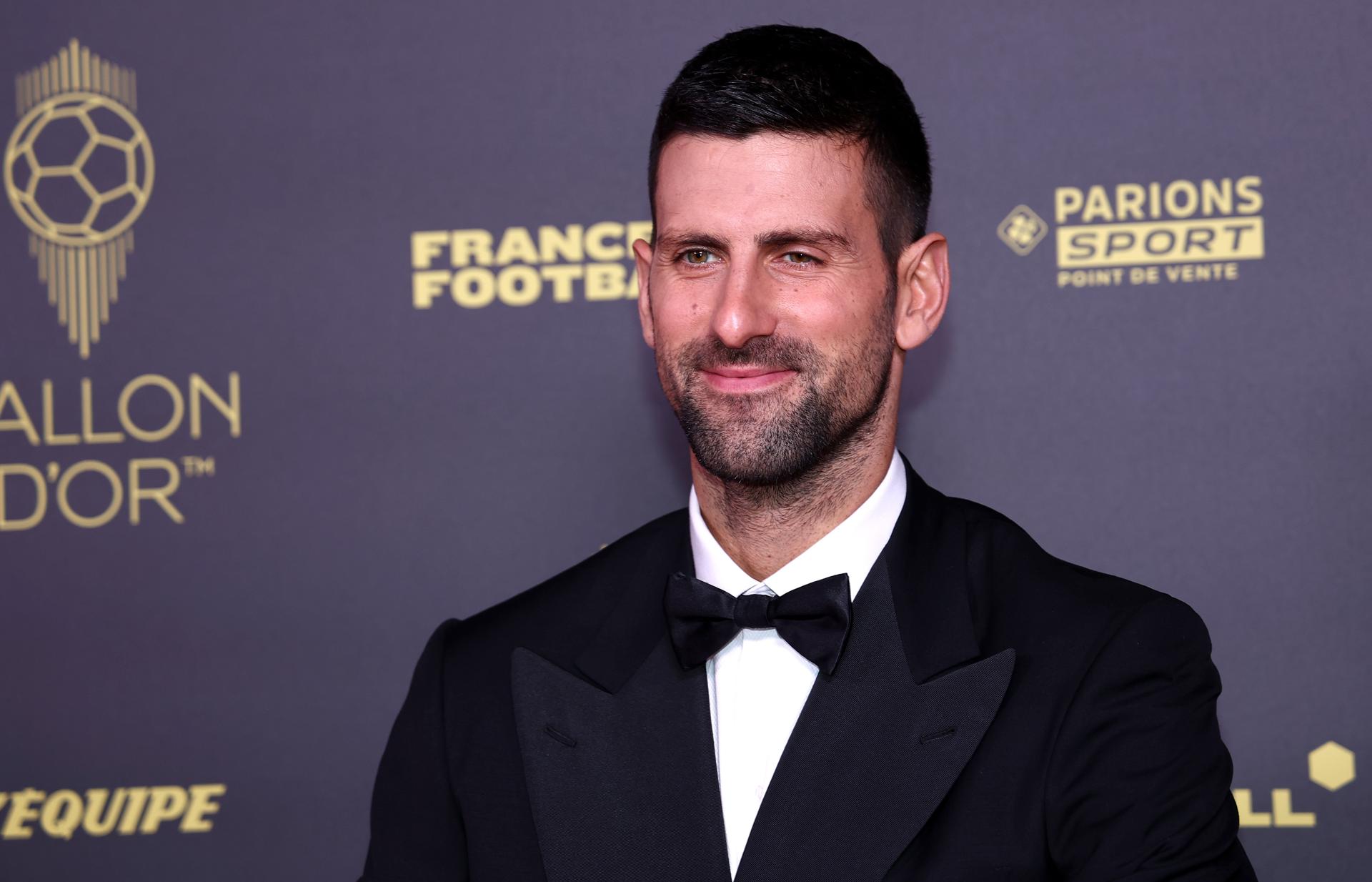 El tenista serbio Novak Djokovic llega a la ceremonia del Balón de Oro 2023.