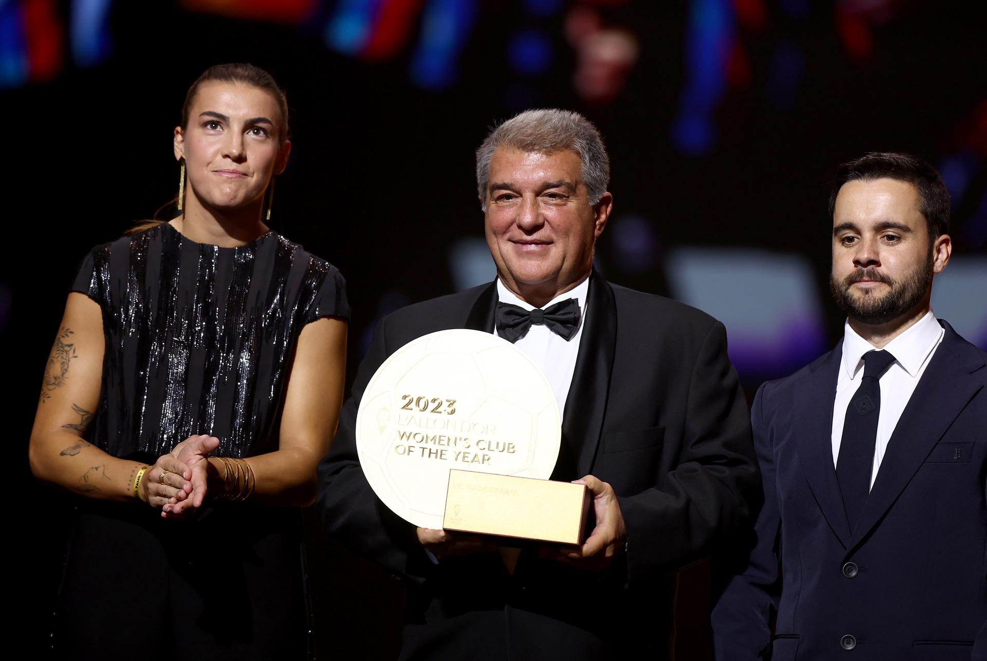 Joan Laporta recibe premio al mejor Club femenino del año.