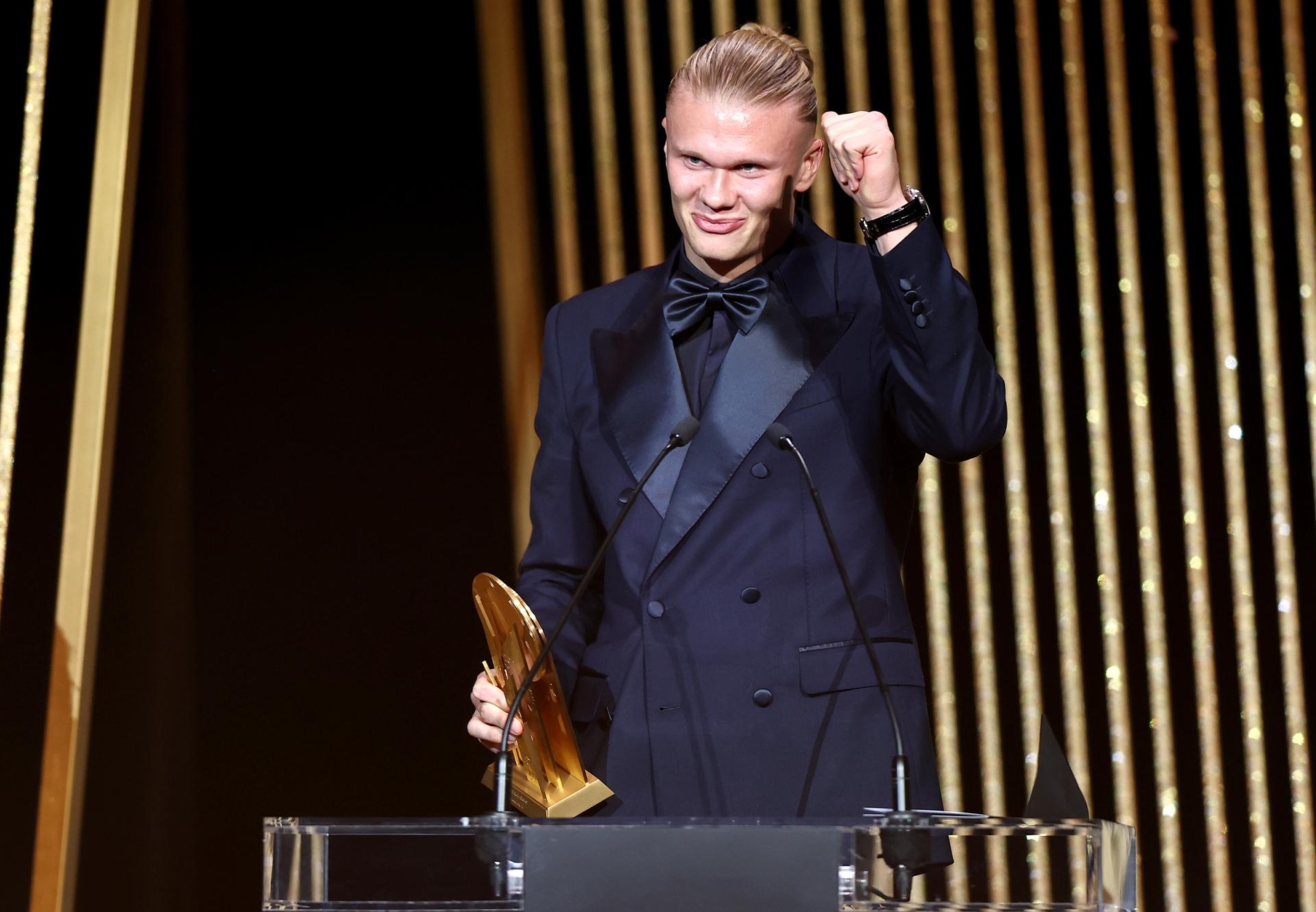 Erling Haaland gana el Trofeo Gerd Mueller al mejor delantero.